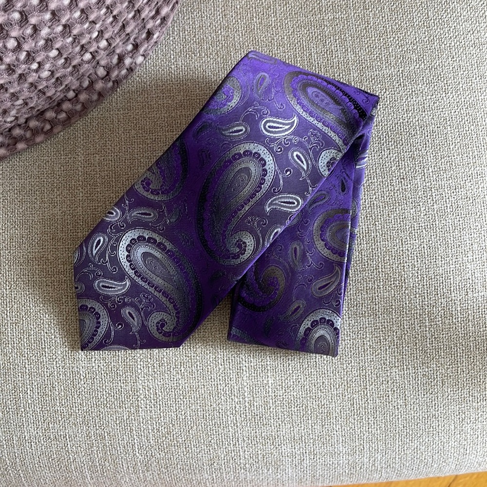 Van Heusen Men’s Silk Tie Paisley Purple